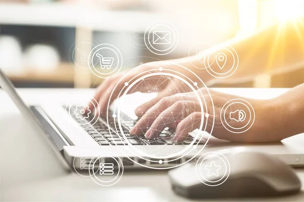 Handtypen Toetsenbord Moderne Laptop — Stockfoto