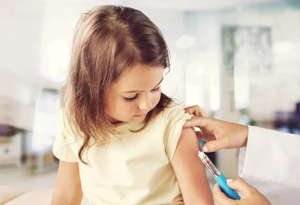 Médico vacunando niña —  Fotos de Stock