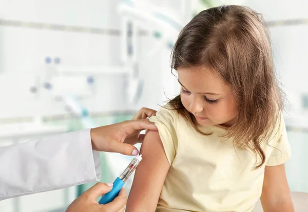 Médico vacunando niña —  Fotos de Stock
