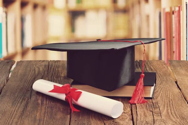 Sombrero Graduación Libro Diploma Mesa — Foto de Stock