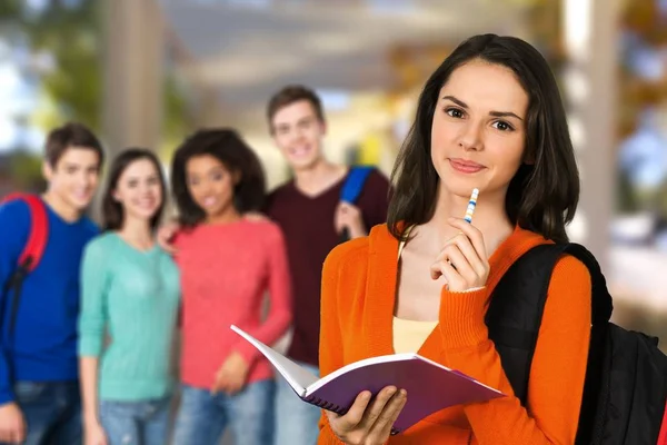 Ung Kvinnlig Student Holding Notebook — Stockfoto