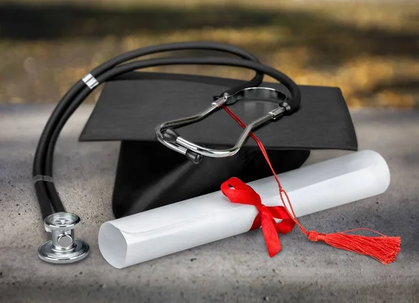 Sombrero Graduación Diploma Con Estetoscopio Vista Cerca — Foto de Stock