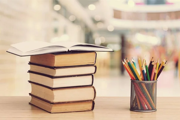 Grote Stapel Boeken Tafel — Stockfoto