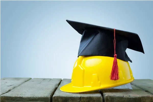 Gele helm met apparatuur — Stockfoto