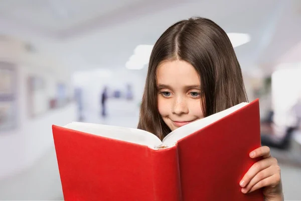 Lány olvasás könyv — Stock Fotó