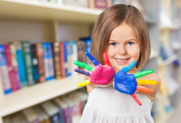 Niña mostrando las manos pintadas —  Fotos de Stock