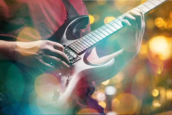 Genç Adam Gitar Yakından Görmek Oynamak — Stok fotoğraf