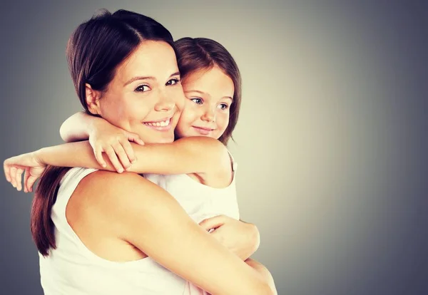 Mãe e filha abraçando — Fotografia de Stock