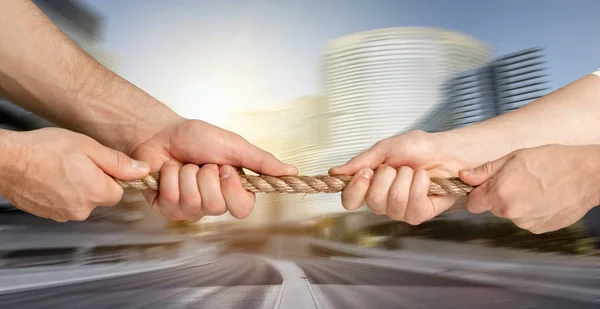 Empresários puxando uma corda em direções opostas — Fotografia de Stock