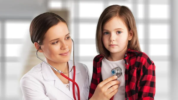 어린 소녀와 젊은 의사 — 스톡 사진
