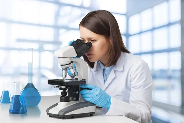 Forskare som arbetar med mikroskop — Stockfoto