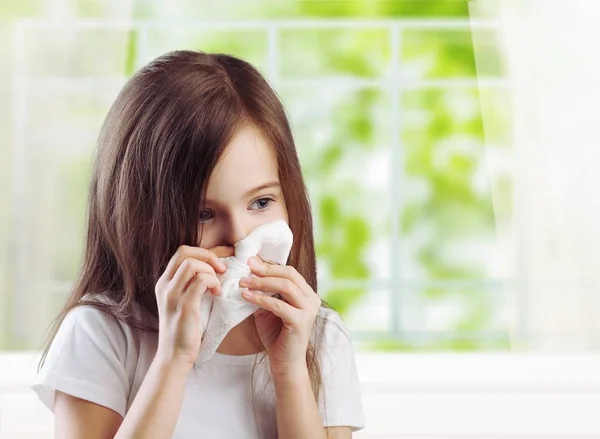 Foto Jovem Bonito Menina Doente Casa Fundo — Fotografia de Stock