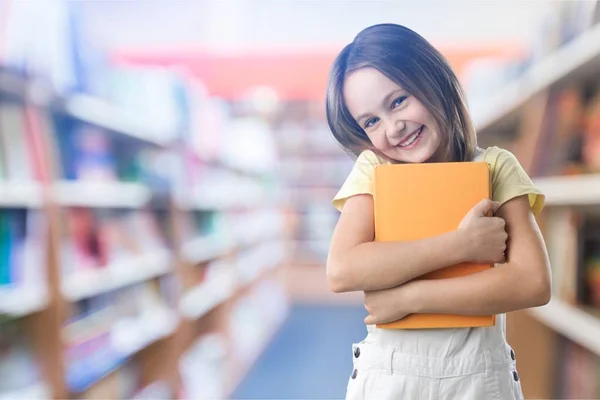 Nettes Kleines Mädchen Mit Buch Auf Verschwommenem Hintergrund — Stockfoto