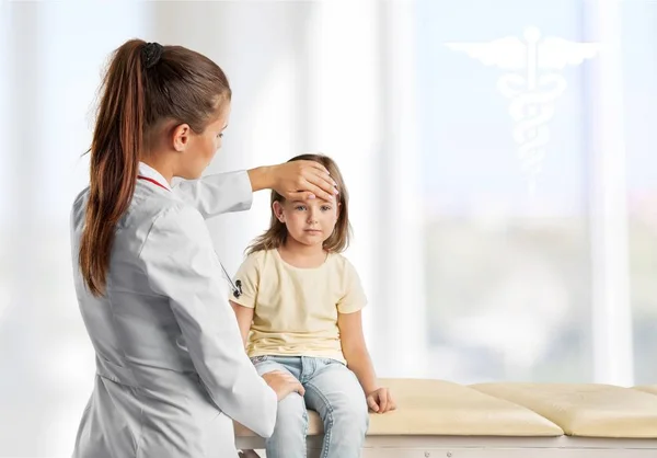 Jeune médecin avec petite fille — Photo