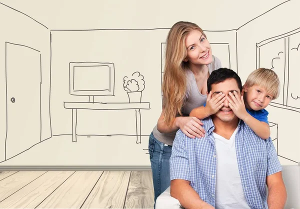 Hermosa familia sonriente en la habitación — Foto de Stock