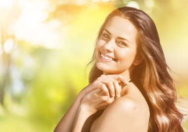 Arka plan bulanık genç sevimli kadın portresi