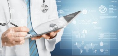 Doktor dijital tablet, yakın çekim görünümü kullanma