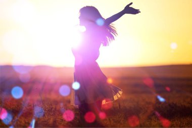 Kadın günbatımı ışığı altında