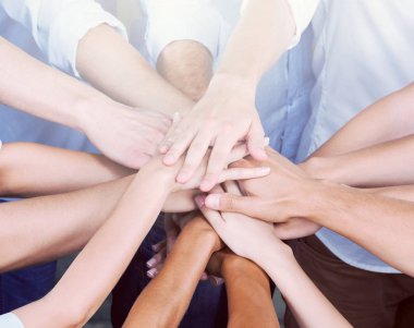 İnsanlar açık renkli ellerde istifleme 