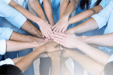 İnsanlar açık renkli ellerde istifleme 