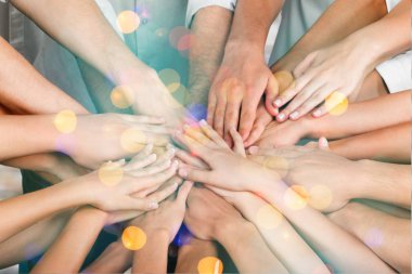 İnsanlar açık renkli ellerde istifleme 