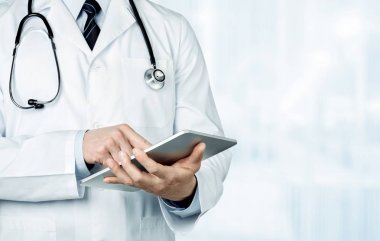 Doktor dijital tablet, yakın çekim görünümü kullanma