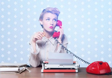 kahve ve vintage daktilo kadın ile 