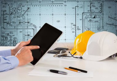 Dijital tablet arka planda tutan genç iş adamı portresi 