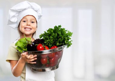 arka plan üzerinde çeşitli sebze ile sevimli küçük kız