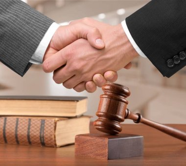 İş tokalaşması ve arka planda iş adamları 