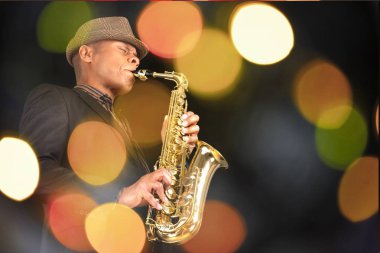 Saksafonla oynayan adam