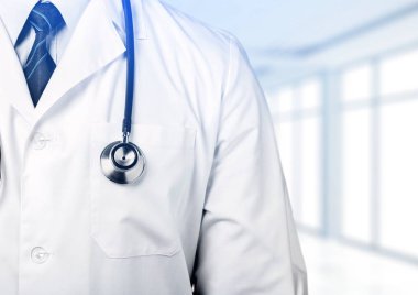 Steteskop tutan genç bir doktor.