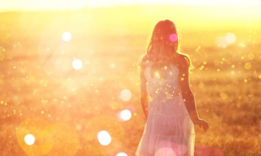 genç ve güzel kadın'nde Günbatımı açık poz portresi