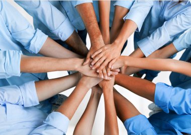 İnsanlar açık renkli ellerde istifleme 