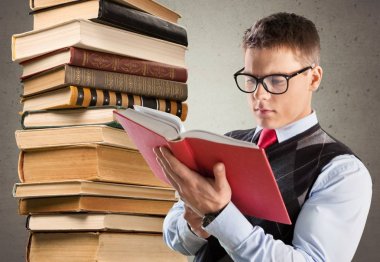 Mutlu genç adam onun laptop İnşaat