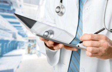 Doktor dijital tablet, yakın çekim görünümü kullanma 