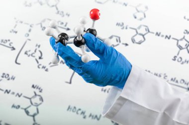 Mavi eldiven modeli arka planda tutan el yakın çekim fotoğraf