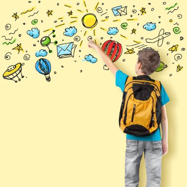 Okul çocuğu bir şeyler gösteriyor sırt çantası ile