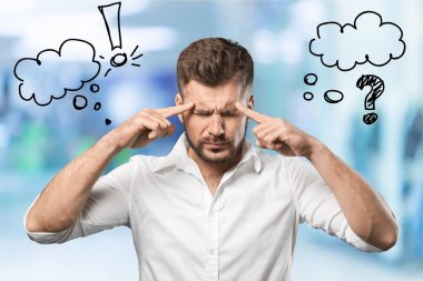 Arka plan bulanık işaretleri ile genç sakallı adam portresi