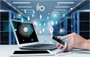 Telefonunuzun ve arka plan üzerinde dijital simgeleri ile işadamı ile laptop,