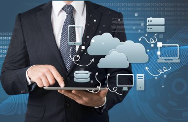 İşadamı holding tablet arka plan dijital simgeleri ile