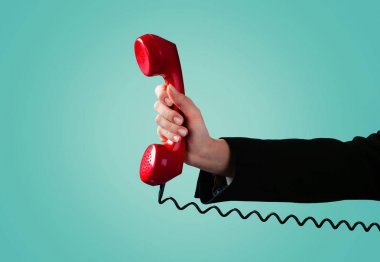 el ile arka plan üzerinde izole kırmızı telefon