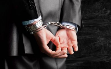 Adam arkadan kelepçeli