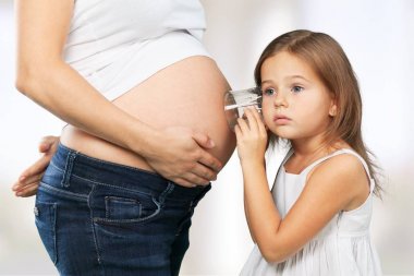 Kızına hamile bir kadın. 