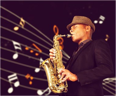Saksafonla oynayan adam