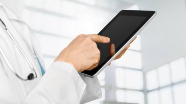 Doktor dijital tablet, yakın çekim görünümü kullanma 