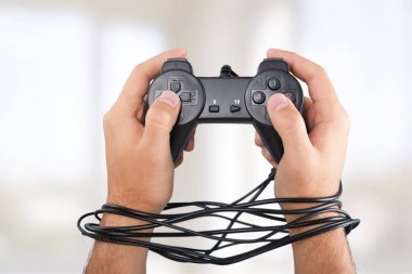 Kablolu eller üzerinde arka plan bulanık joypad ile 