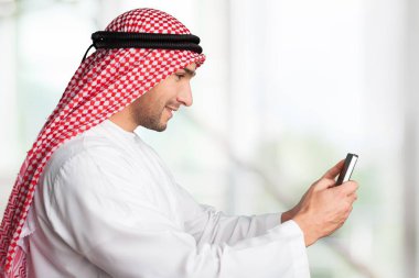 Arap yakışıklı Smartphone kullanarak