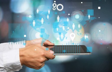Dijital tablet üzerinde arka plan bulanık holding eller 