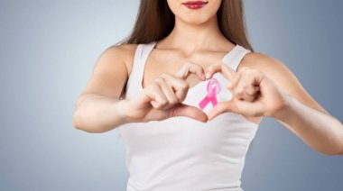  kadın göğüs pembe rozet ile 